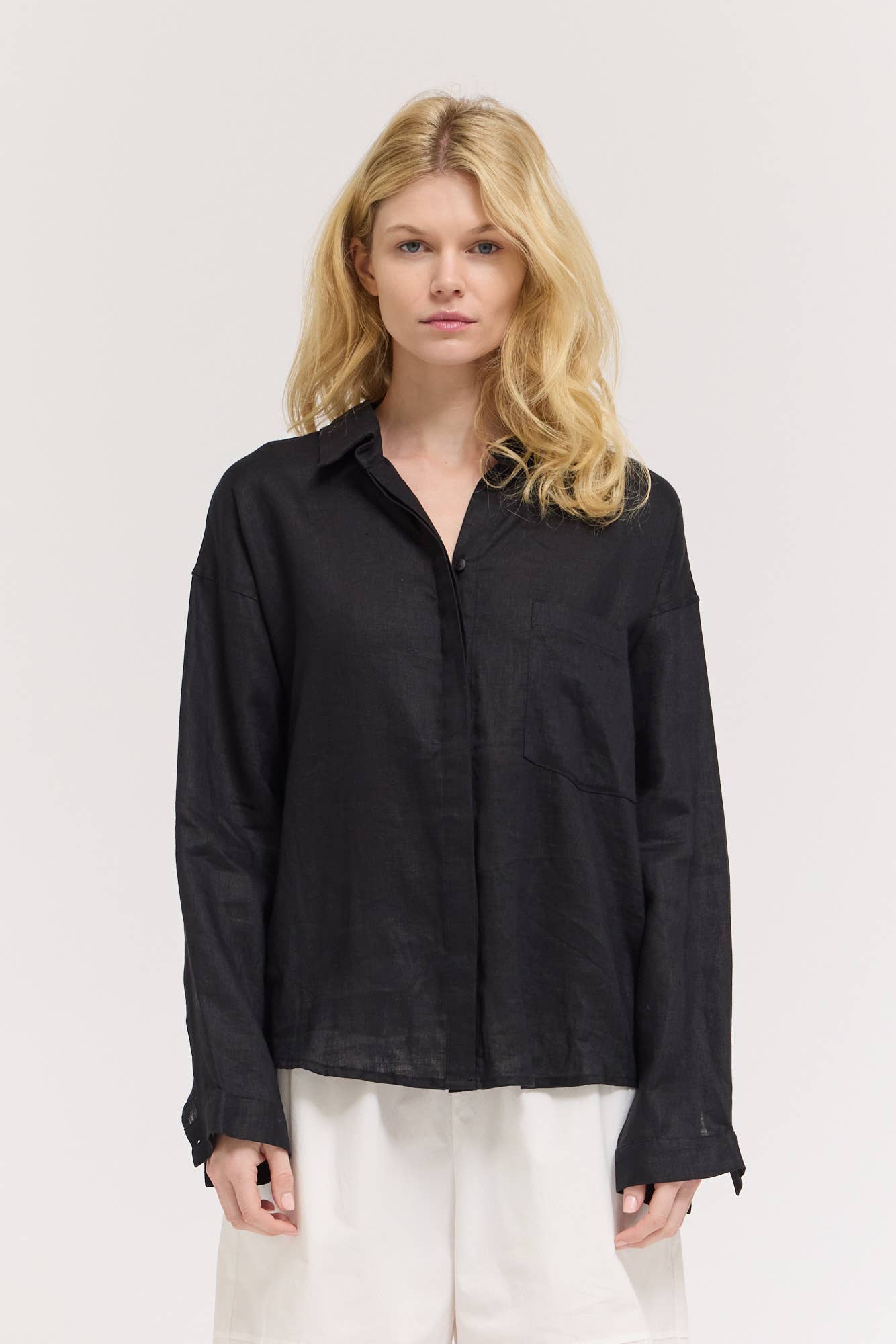 Refined Fit Linen Shirt in Graphite
