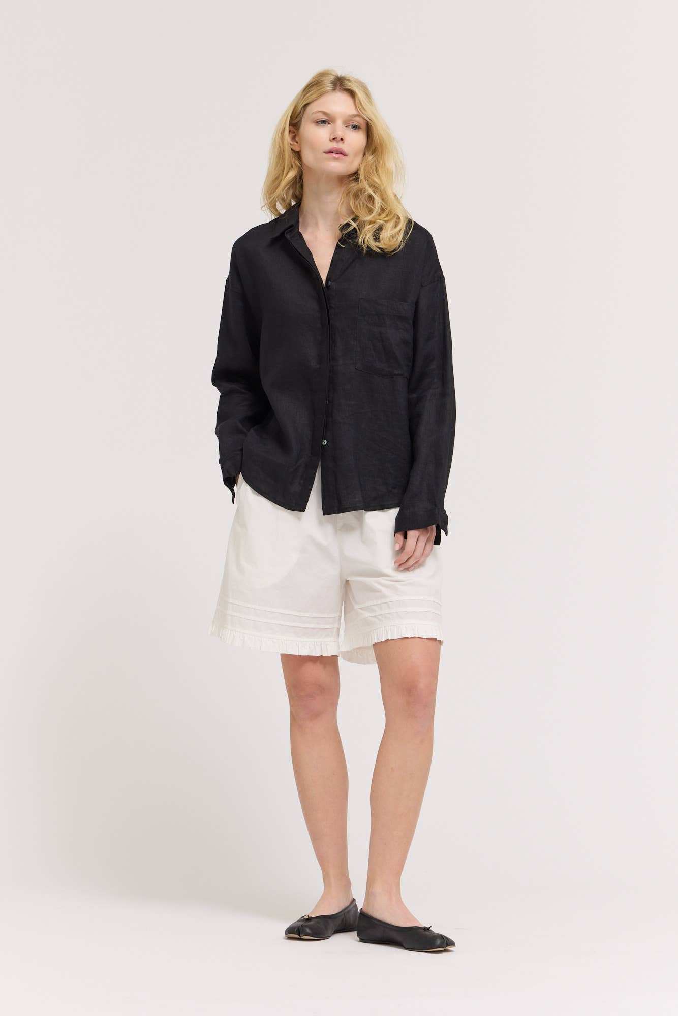 Refined Fit Linen Shirt in Graphite
