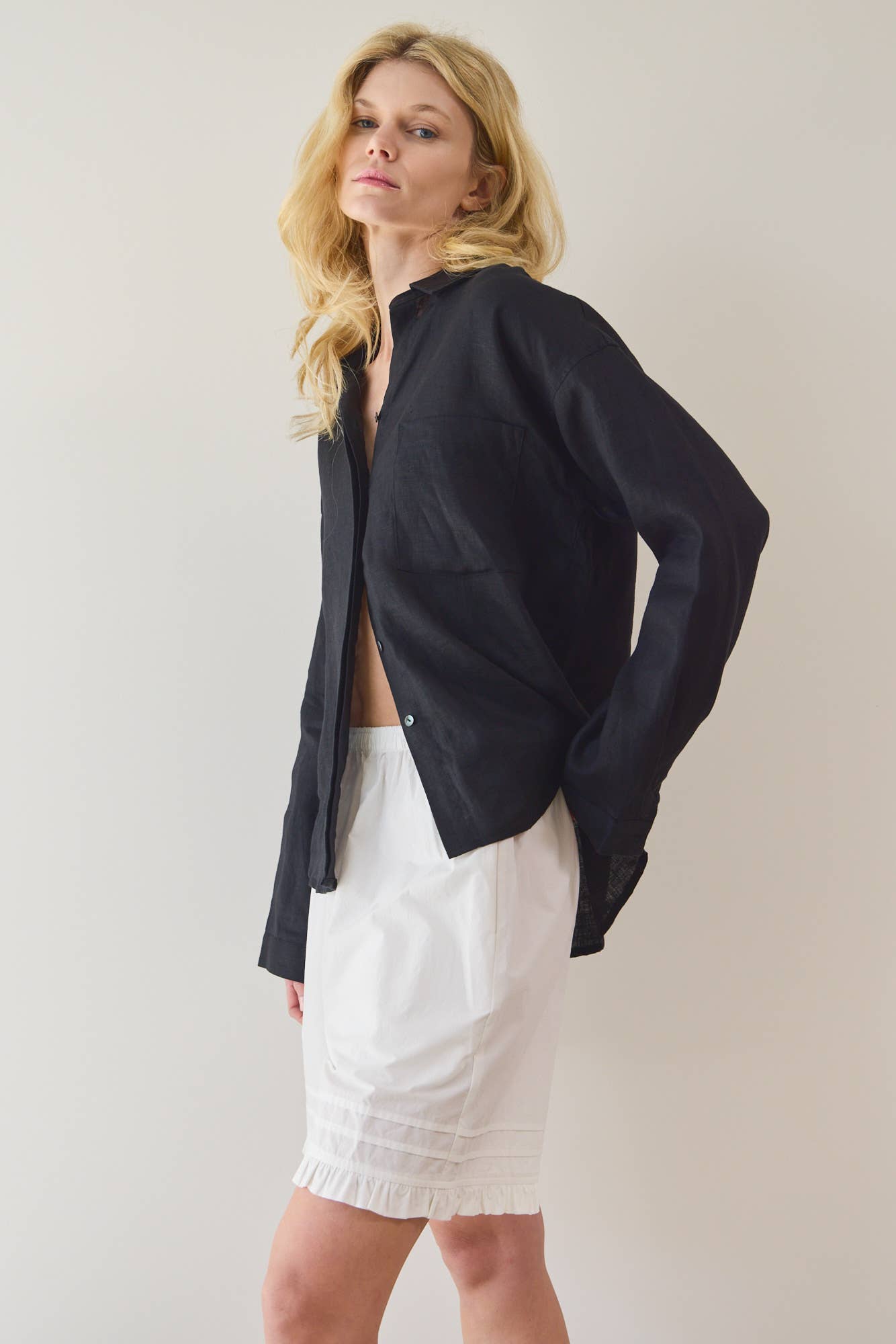 Refined Fit Linen Shirt in Graphite