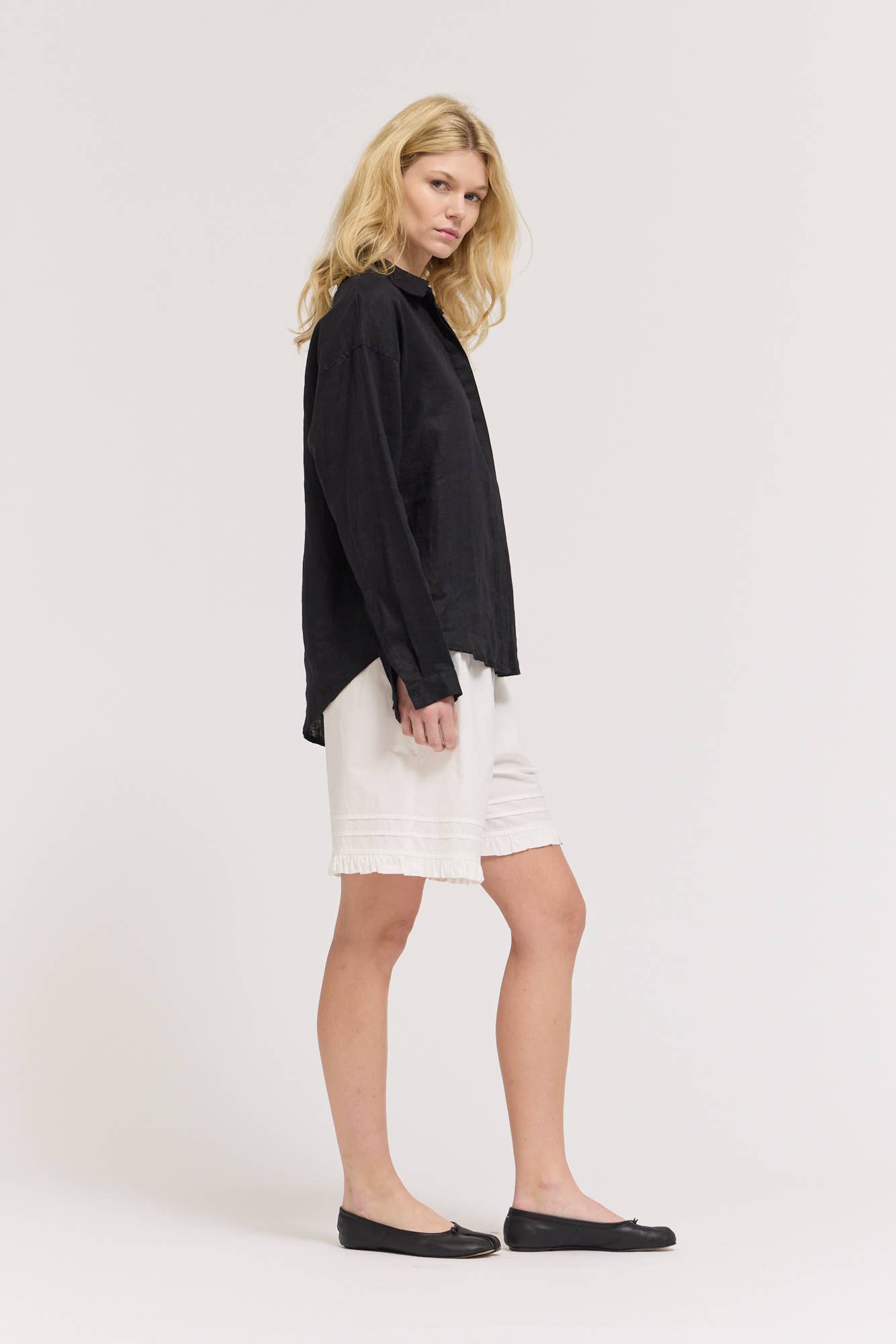 Refined Fit Linen Shirt in Graphite