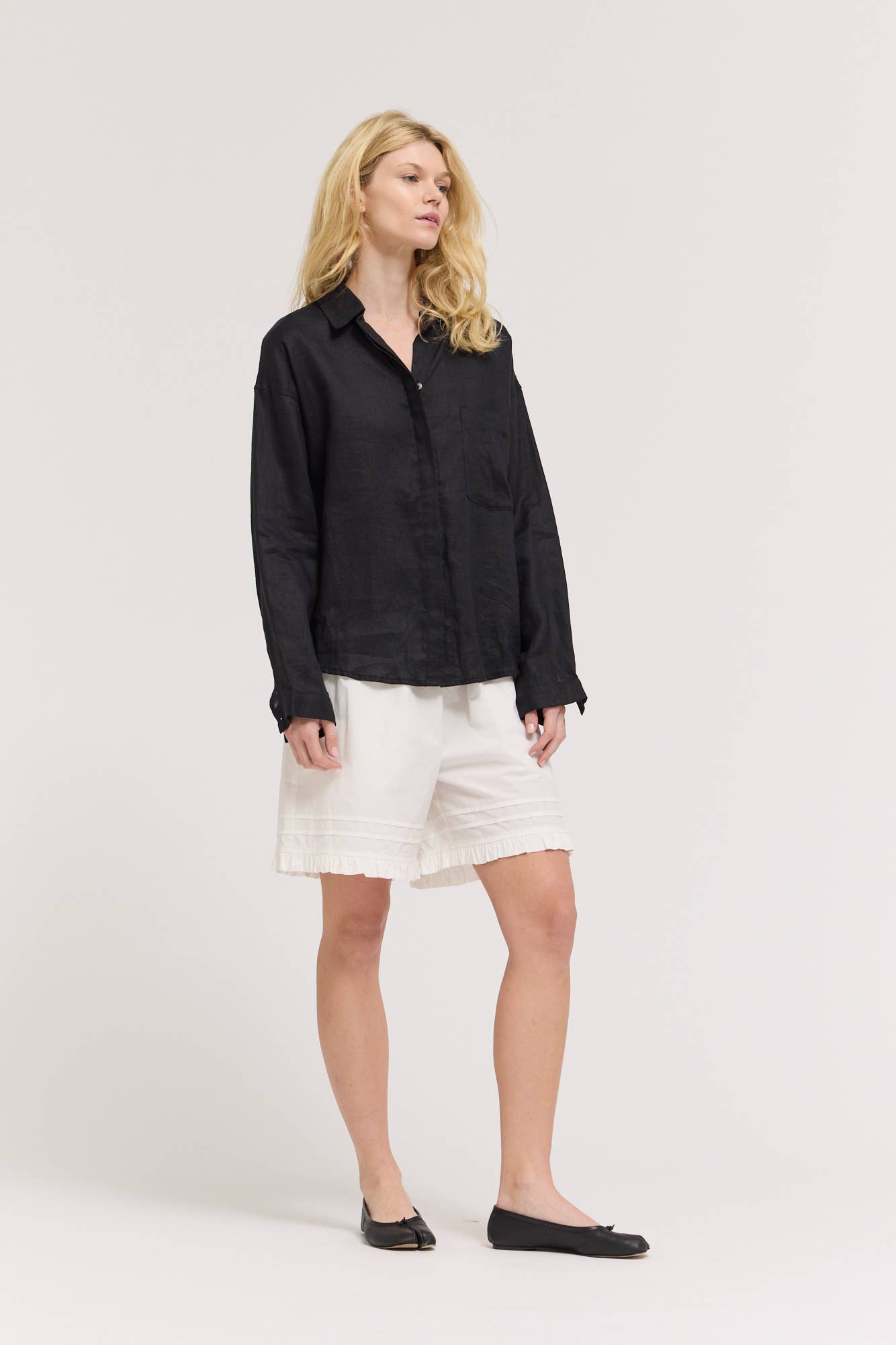 Refined Fit Linen Shirt in Graphite